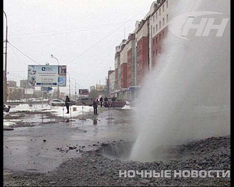 В Екатеринбурге фонтан кипятка  взорвал проезжую часть накануне планового ремонта труб. Куски асфальта падали с высоты 20 метров на припаркованные иномарки